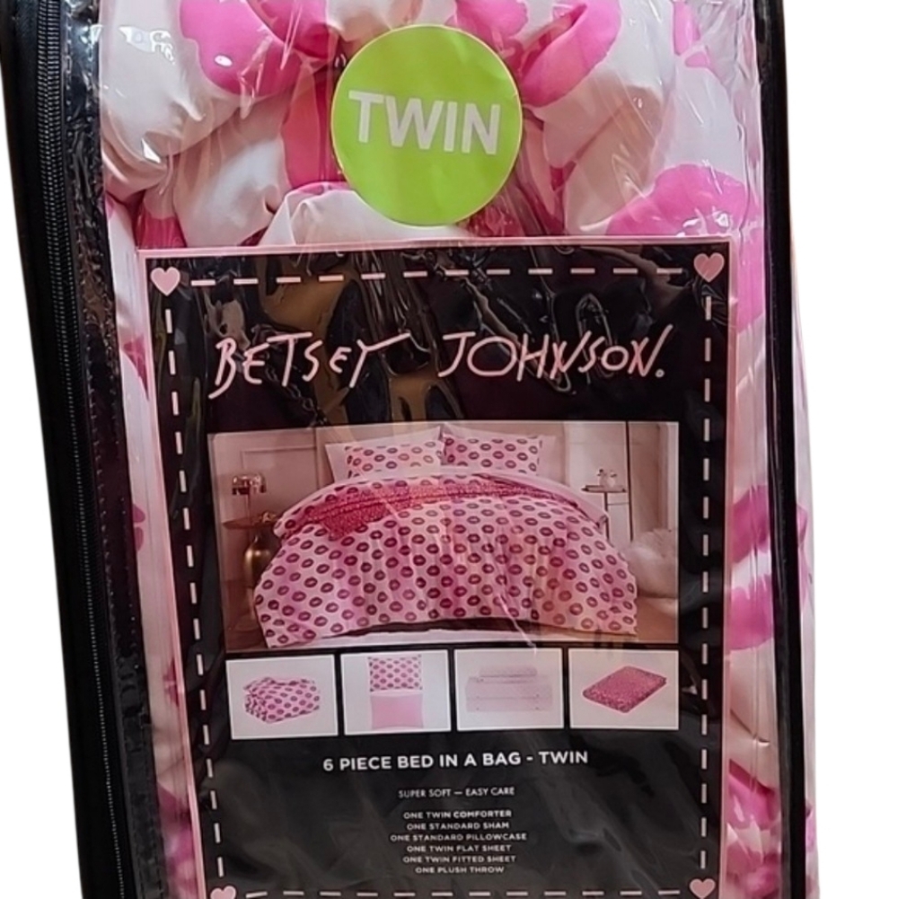 Betsey Johnson 6 Piece Bed In A Bag Pink Lip Print & Hearts Twin Bed Set NWT - Picture 10 of 16